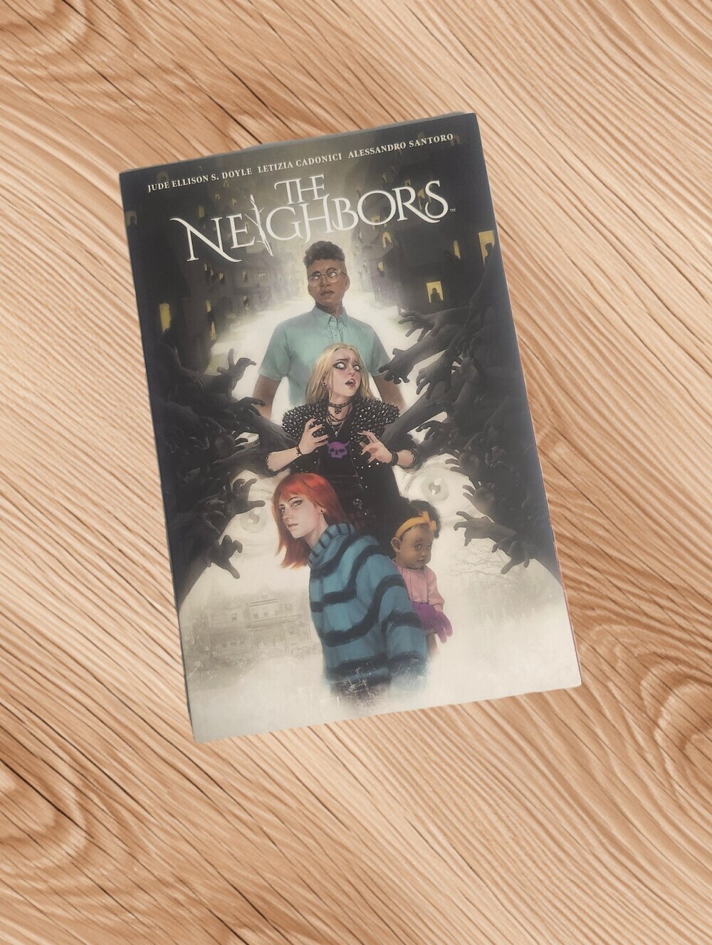 ​📖 The Neighbors Graphic Novel - BOOM! Studios